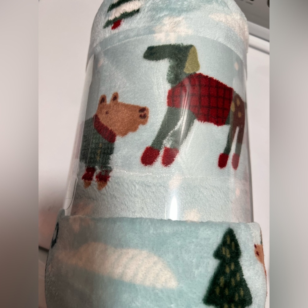 Set of 2 NWT Kohl’s The Big One Festive Plush Throw Blankets - Trucks and Dogs - Picture 2 of 3